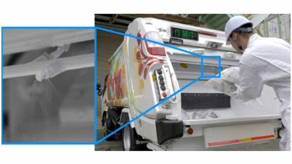 ごみ収集車に装着した「デオマジック 香りdeまじっく」専用噴霧装置のイメージ。生ごみの臭いを一瞬でフルーティーな香りに変えるという（画像：新明和工業）。