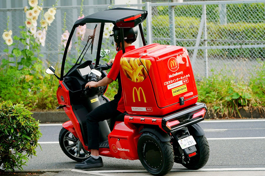 日本マクドナルドがデリバリー用に電動3輪バイクを導入（画像：日本マクドナルド）。