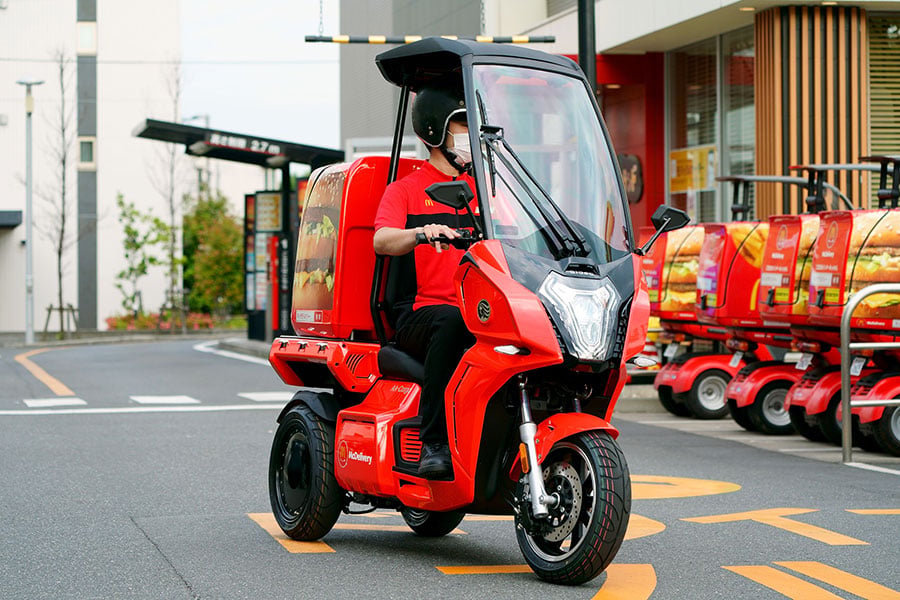 日本マクドナルドがデリバリー用に電動3輪バイクを導入（画像：日本マクドナルド）。