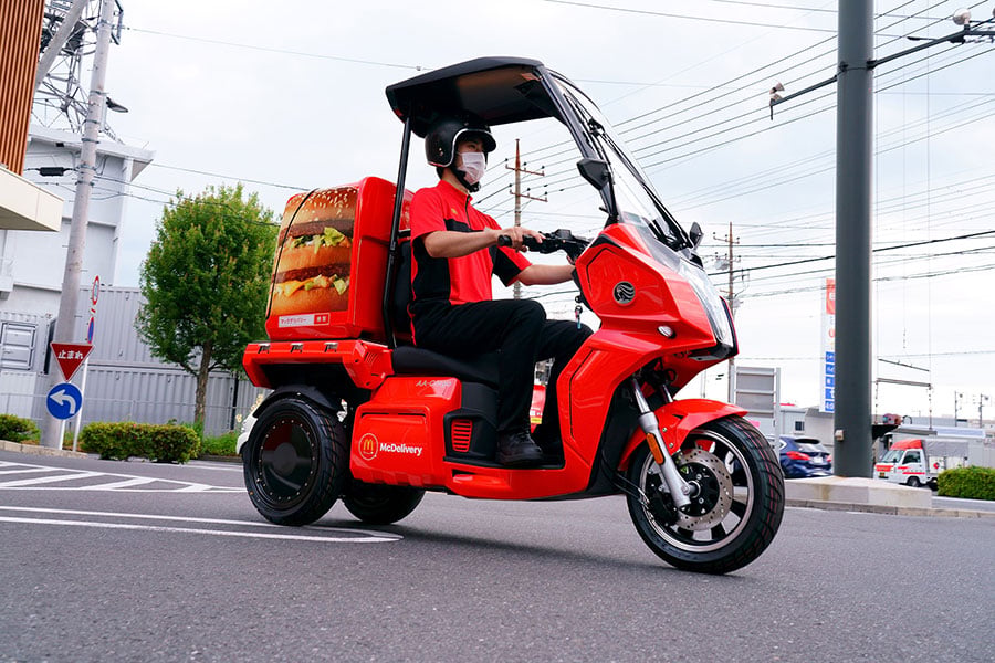 日本マクドナルドがデリバリー用に電動3輪バイクを導入（画像：日本マクドナルド）。