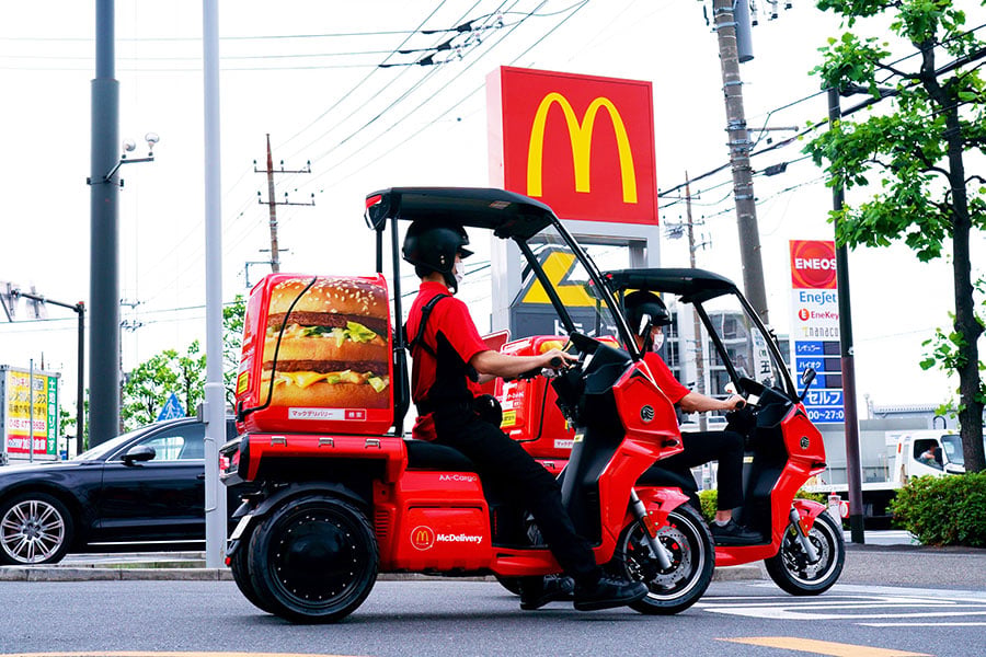 日本マクドナルドがデリバリー用に電動3輪バイクを導入（画像：日本マクドナルド）。