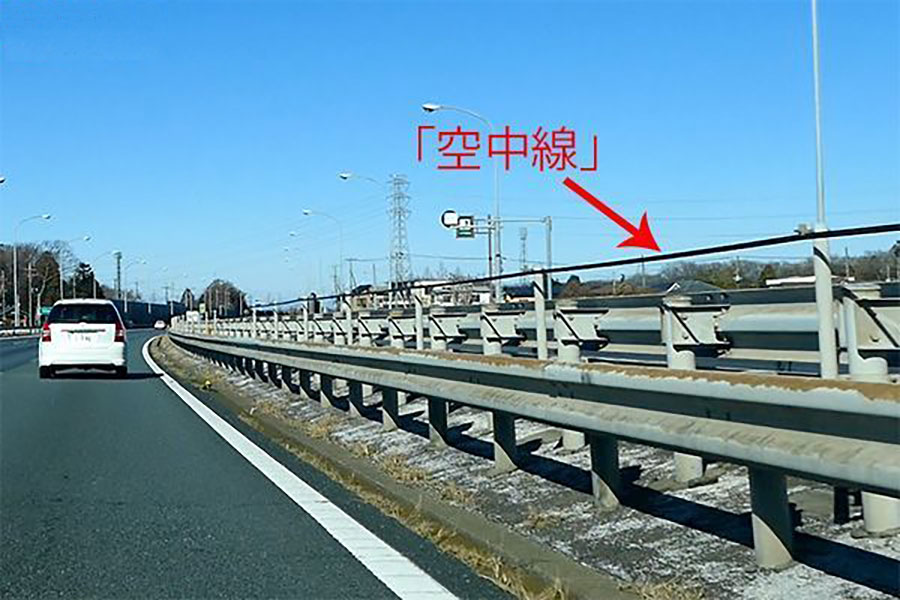 ハイウェイラジオの電波は中央分離帯の空中線から送信される（画像：佐藤 勝撮影）。