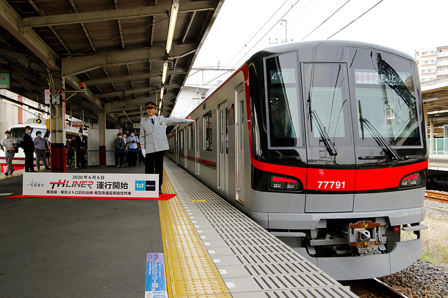 東武鉄道が導入した座席指定制列車「THライナー」。地下鉄に直通する（2020年6月、恵 知仁撮影）。