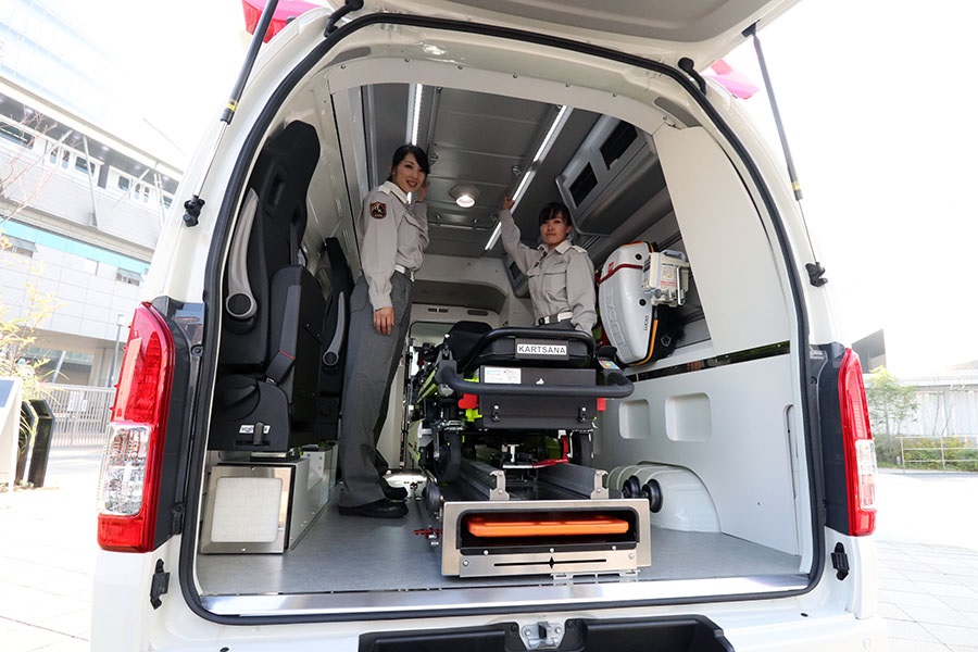 新型救急車「C-CABIN」の患者室内。中で立つのは柏市消防本部から来た2名の女性救急隊員（2020年11月18日、柘植優介撮影）。