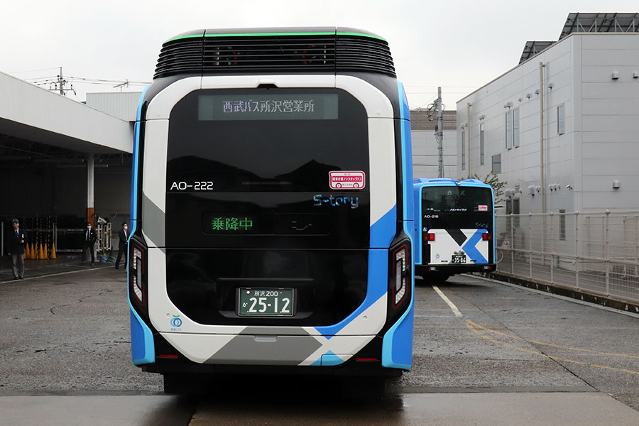 西武バスが導入した燃料電池バス「SORA」。灯火類はほぼLED（2020年11月25日、柘植優介撮影）。