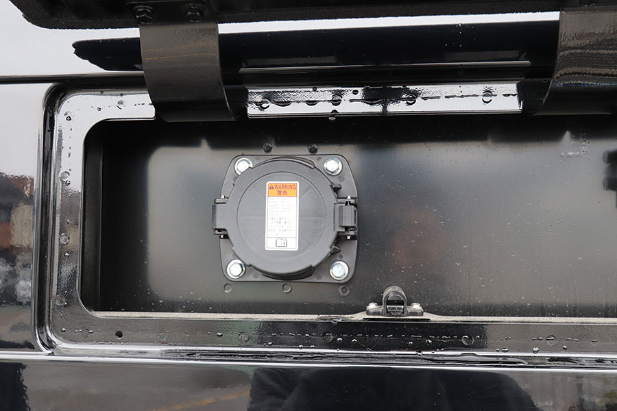 燃料電池バス「SORA」の車体後部に設けられた外部配電部分（2020年11月25日、柘植優介撮影）。