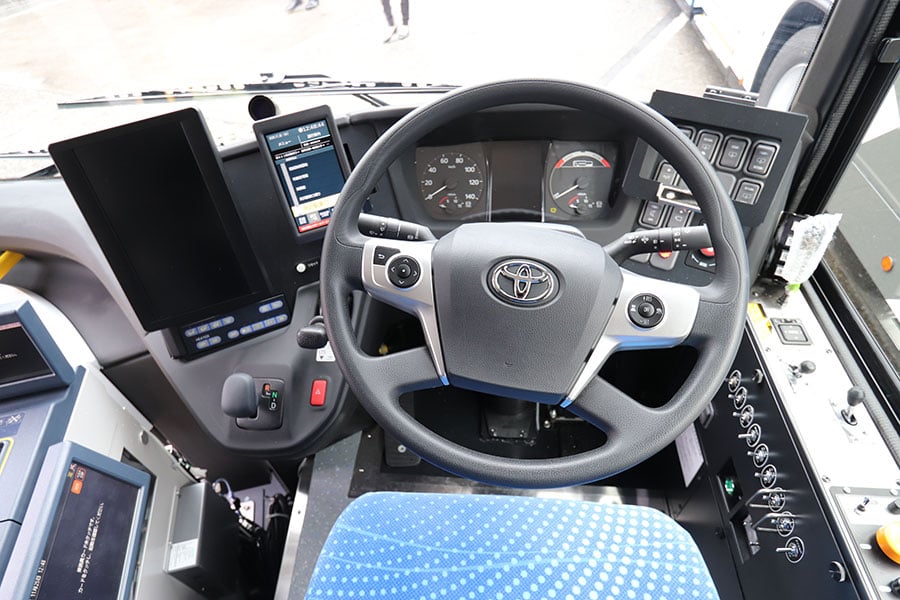 西武バスが導入した燃料電池バス「SORA」の運転席。ハンドルに付いた各種ボタンが特徴的だが、これは既存のハンドルを流用したため残されているだけで、何かを操作できるわけではないとのこと（2020年11月25日、柘植優介撮影）。