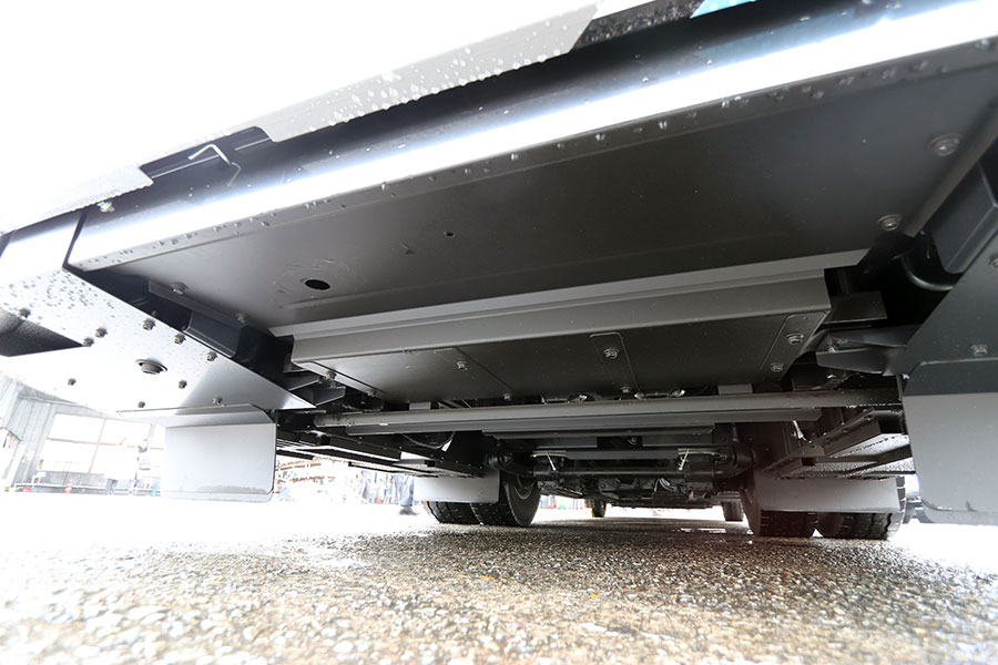 西武バスが導入した燃料電池バス「SORA」の車体後部底面。従来のディーゼルエンジン搭載バスの場合はここに排気管やマフラーなどがあった（2020年11月25日、柘植優介撮影）。