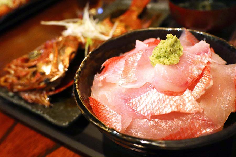 1匹まるまる使った「金目鯛の煮付け・キンメ丼」（2020年11月27日、恵 知仁撮影）。