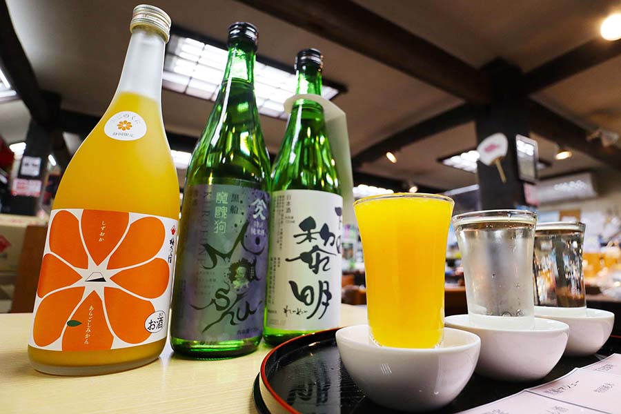 静岡らしいミカンの日本酒もあった「豆州庵で静岡の地酒3種を飲み比べ」（2020年11月27日、恵 知仁撮影）。