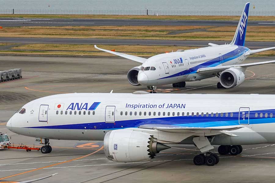 ANAのボーイング787型機。エンジンのカバー後部がギザギザしている「シェブロンノズル」が特徴（2020年、編集部撮影）。