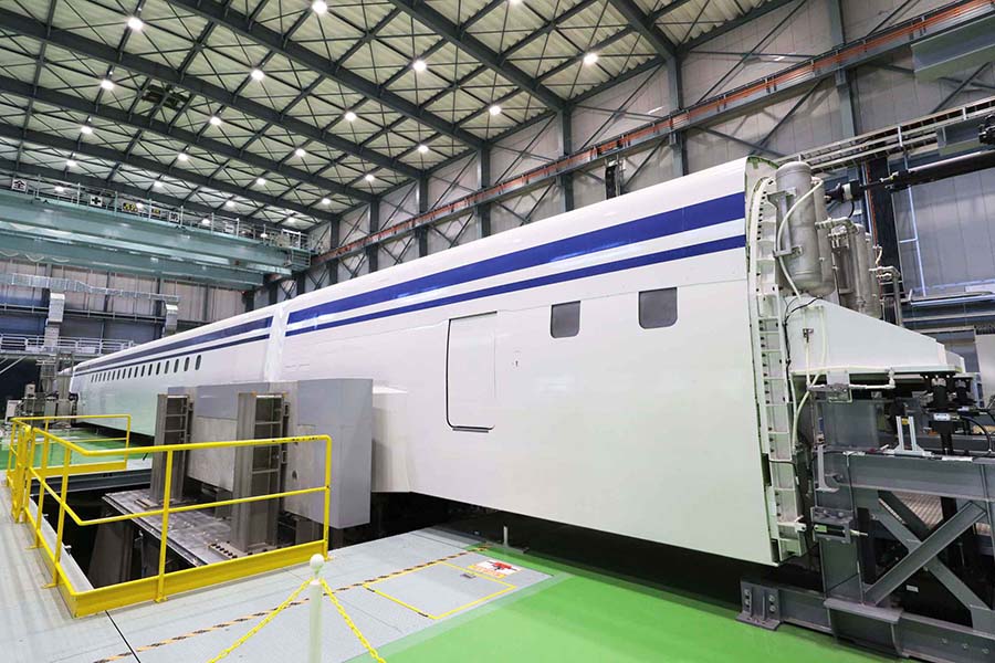 本物の超電導リニア車両を使った「リニア走行試験装置」（2020年12月4日、恵 知仁撮影）。