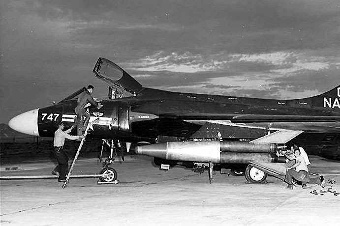 1958年8月、アメリカ海軍のF4D-1「スカイレイ」戦闘機の主翼下に吊り下げられた「パイロット2」ロケット（画像：アメリカ海軍）。