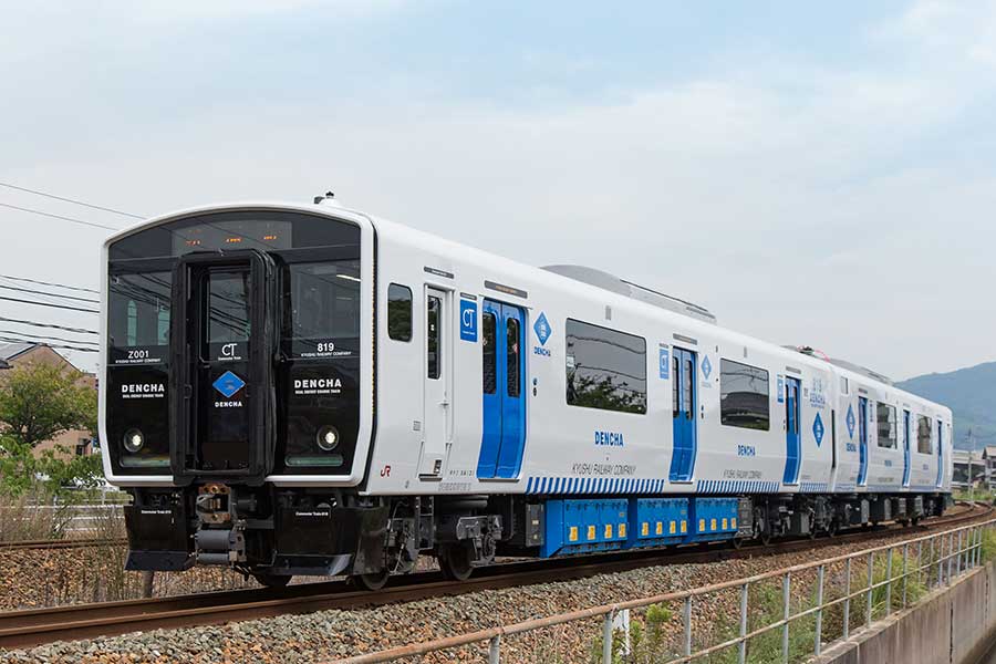 JR筑豊本線を走るBEC819系架線式蓄電池電車「DENCHA」（画像：JR九州）。