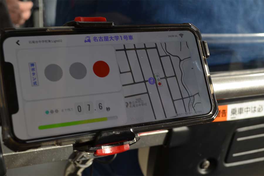 携帯電話網を用いて公道走行する自動運転車両に信号情報を配信する（画像：Mobility Technologies）。