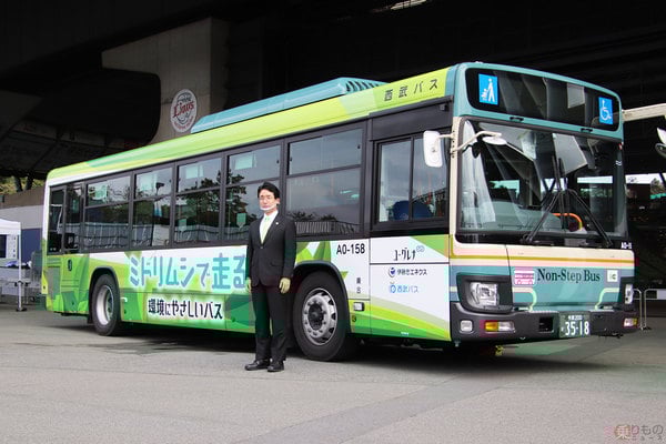 西武バスなどでユーグレナのバイオディーゼル燃料が使われている（中島洋平撮影）。