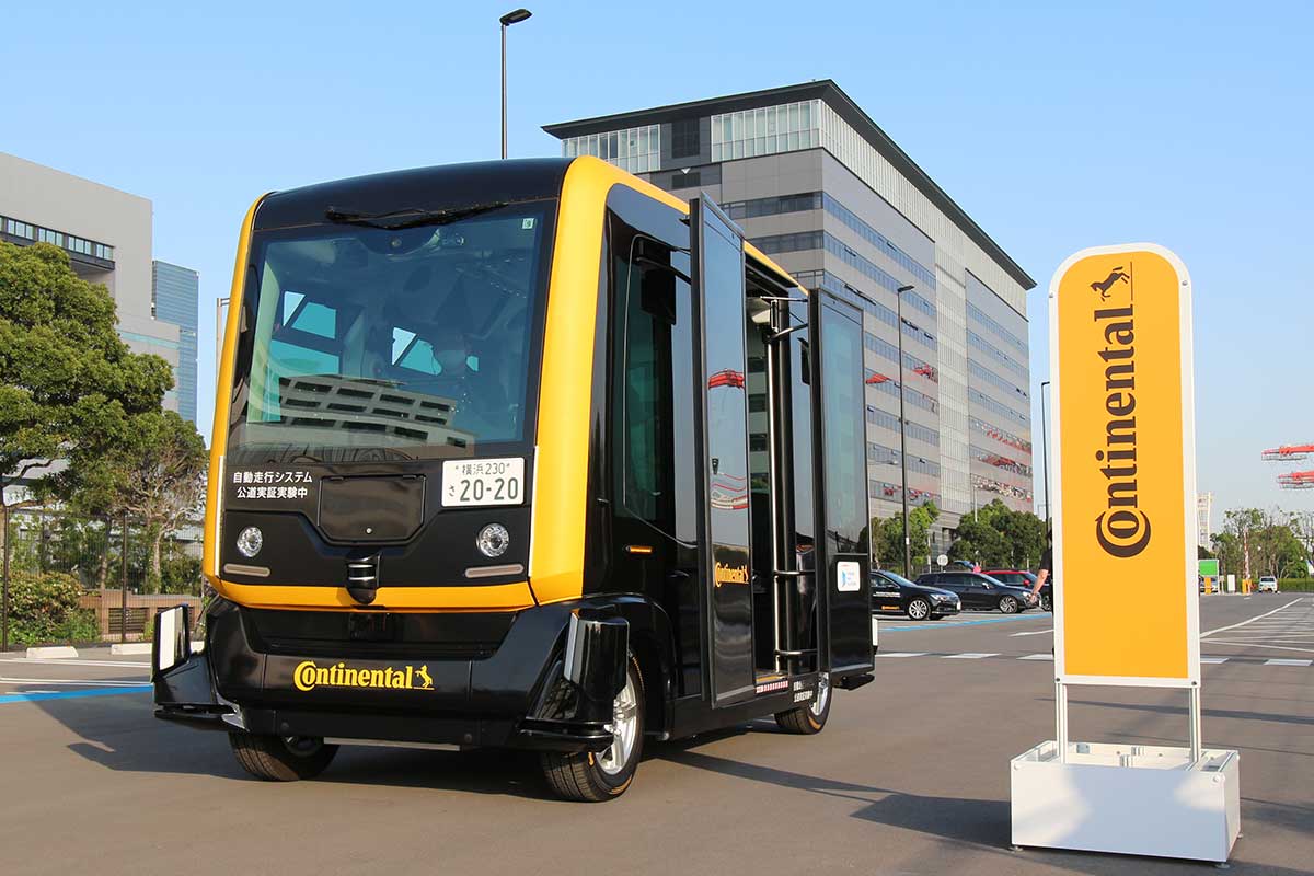 自動運転レベル4を目指したコンチネンタルの乗用車タイプとバスタイプの車両（Merkmal編集部撮影）。