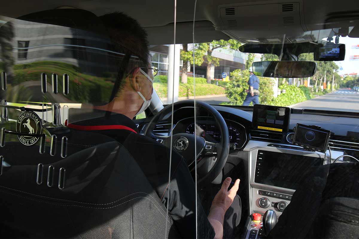 自動運転レベル4を目指したコンチネンタルの乗用車タイプとバスタイプの車両（Merkmal編集部撮影）。