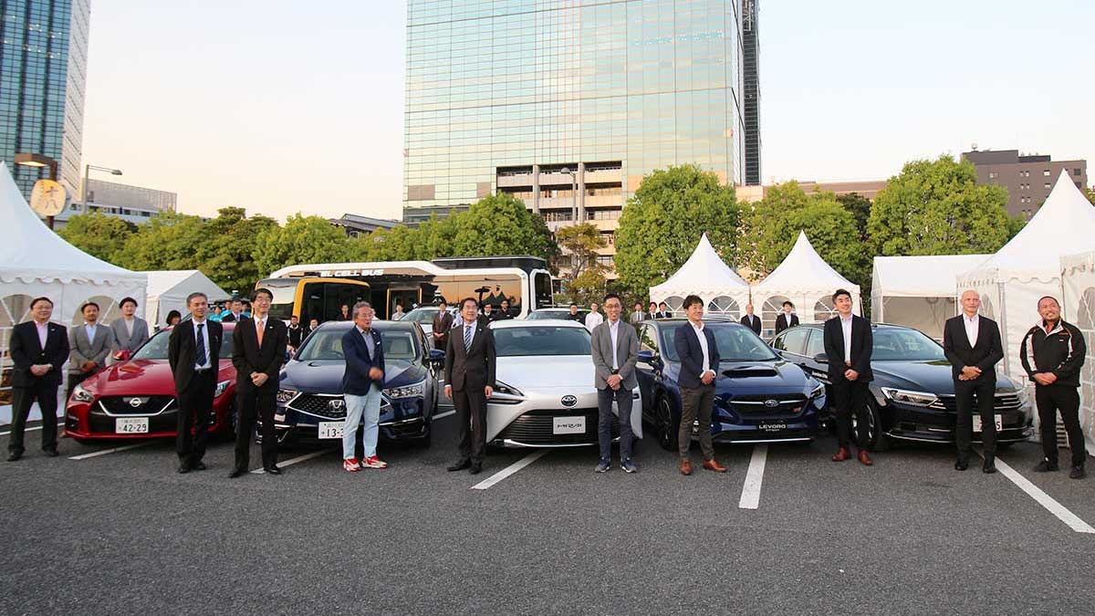 参加社の担当者と車両（Merkmal編集部撮影）。