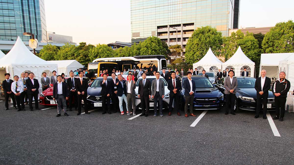 参加社の担当者と車両（Merkmal編集部撮影）。