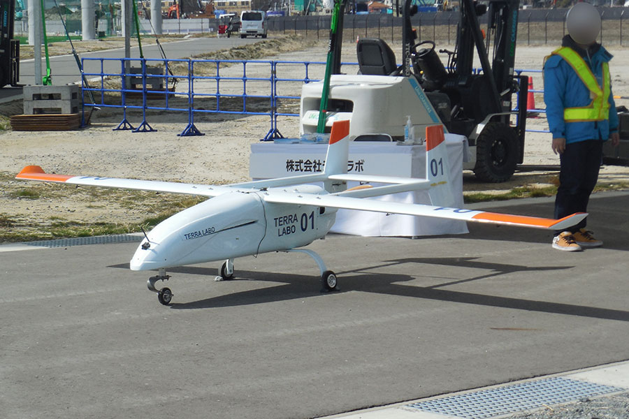 テラ・ラボが開発した翼長4mUAVの飛行試験機（竹内 修撮影）。