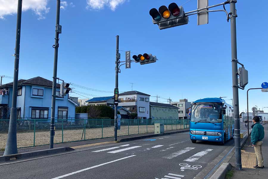 自動運転バス近接時にボタンを押すと赤が延長される。連動して電光掲示板がこの状況を歩行者に知らせる（画像：アークノハラ）。
