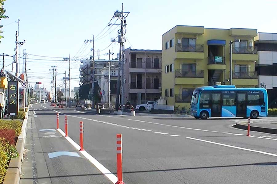 自動運転バスが特定箇所を走る際に「このさき／自動運転」「右バス／合流」と表示するLED電光掲示板（画像：アークノハラ）。