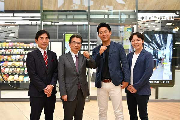 左から、東芝テック執行役員・新規事業戦略部長の平等弘二氏、社長の錦織弘信氏、TOUCH TO GO社長の阿久津智紀氏、副社長の波川敏也氏（画像：TOUCH TO GO）。