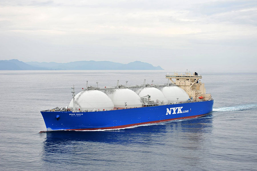 LNG運搬船「グレースダリア」。4つのタンクで約880万人が一月使う分のLNGを運べるという（画像：日本郵船）。