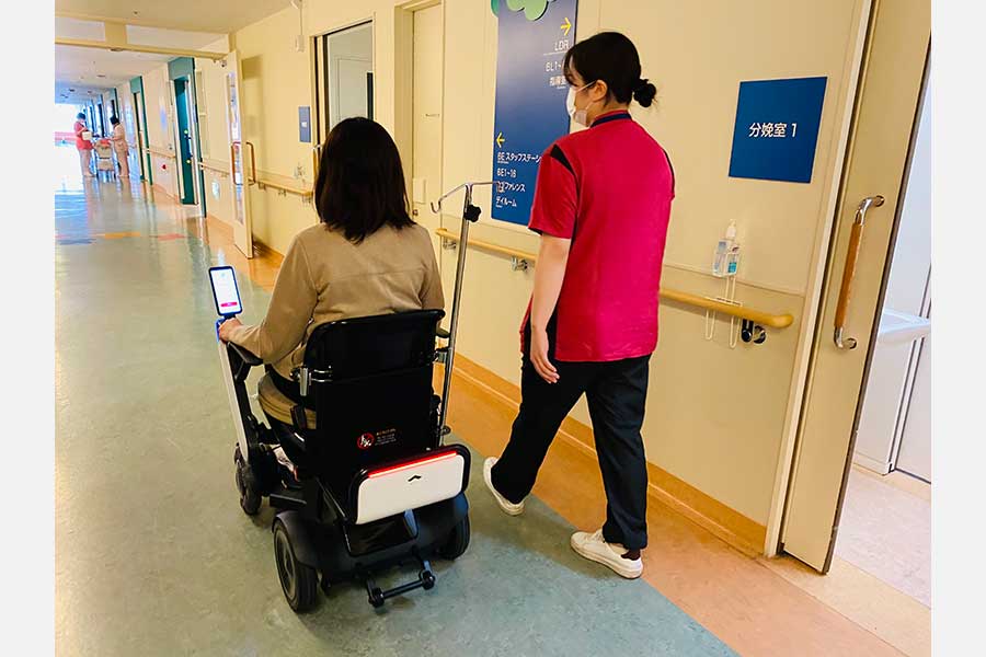 実証実験で使う次世代型電動車いす（画像：WHILL）。