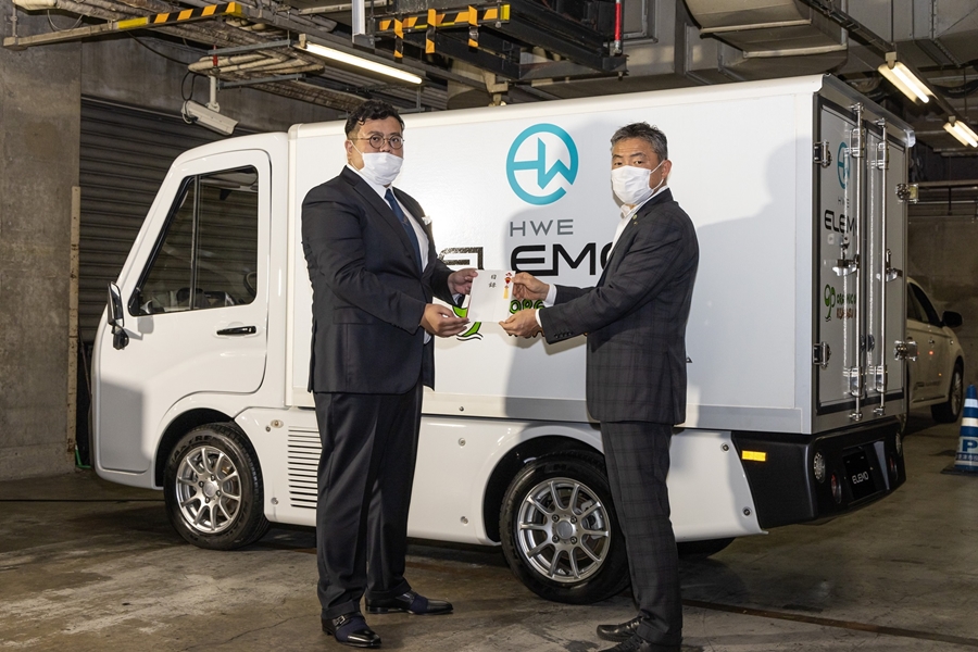 木更津市への贈呈式の様子（画像：HW ELECTRO）。