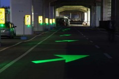 路面に浮かぶ矢印 「工事の車線規制」を直感的に伝える投射技術、DNPなどが開発