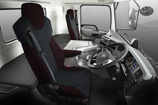 大型トラック「クオン」（画像：UDトラックス）。