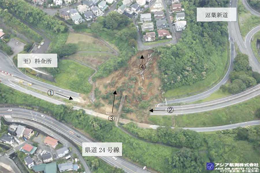 豪雨で法面が崩れ、通行止めが続く横横道の逗子IC。こうした法面災害への対策として「航空レーザー測量」を実施するという（画像：NEXCO東日本）。