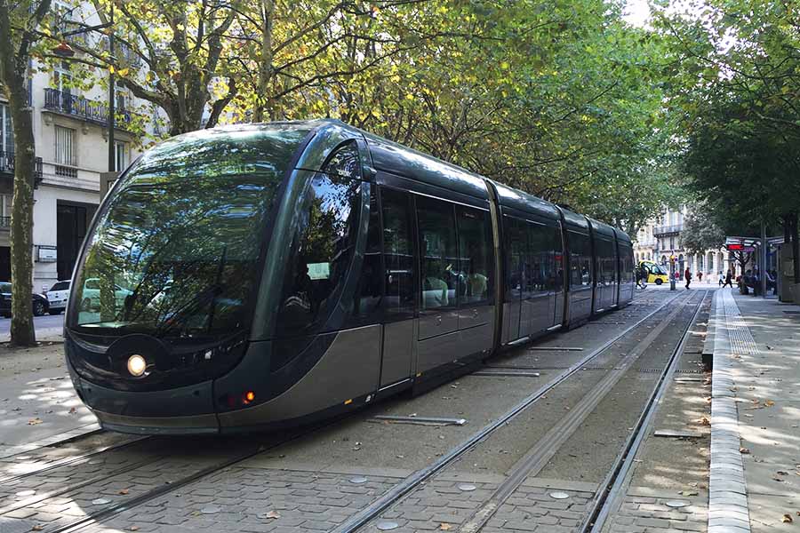 フランスのボルドー市街を走る路面電車。
