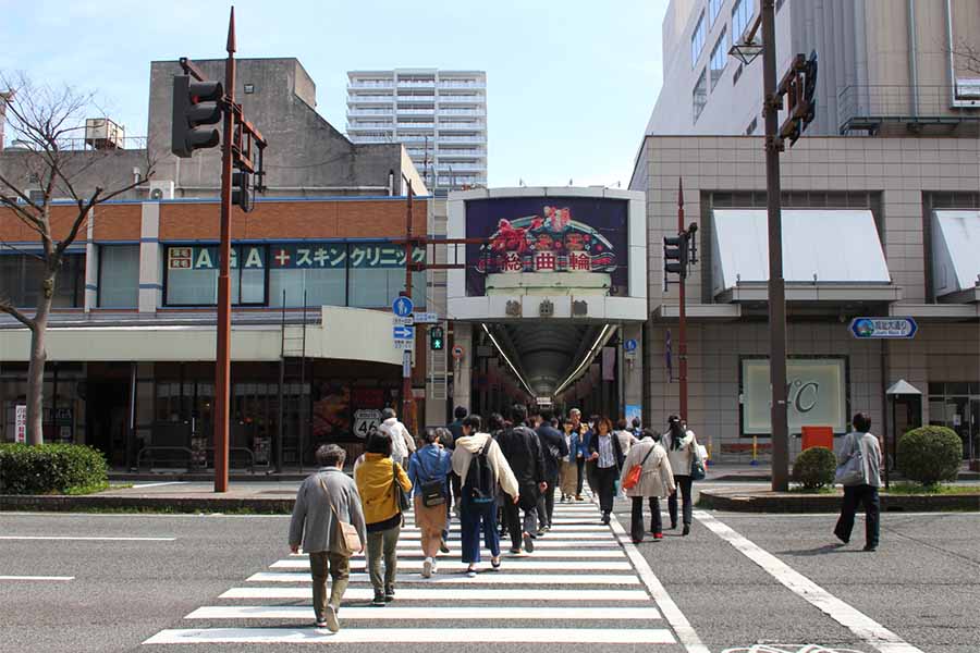 富山市中心部の総曲輪（そうがわ）通り商店街（森口将之撮影）。