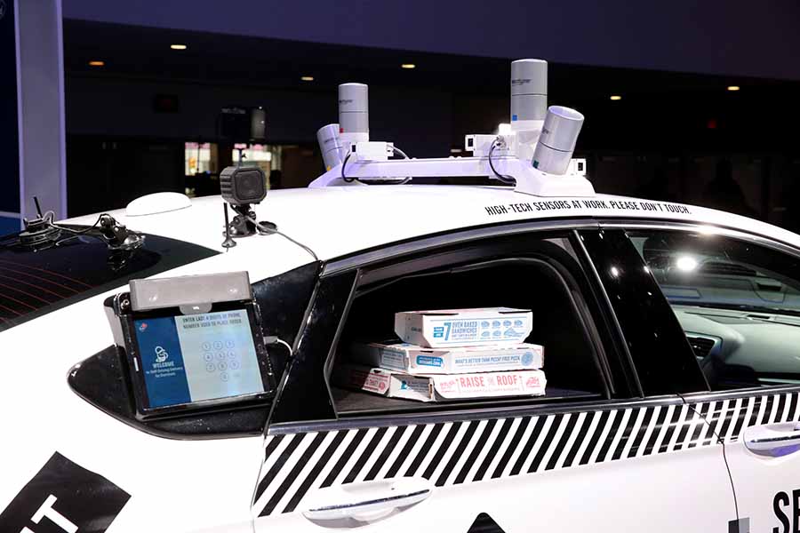 2018年の北米国際自動車ショーで展示された自動運転ピザ配達車。フォードとドミノ・ピザの実証実験で使われた（画像：ロイター）。