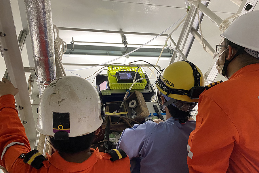 舶用エンジンより排出される排ガスの計測（画像：三菱重工）。