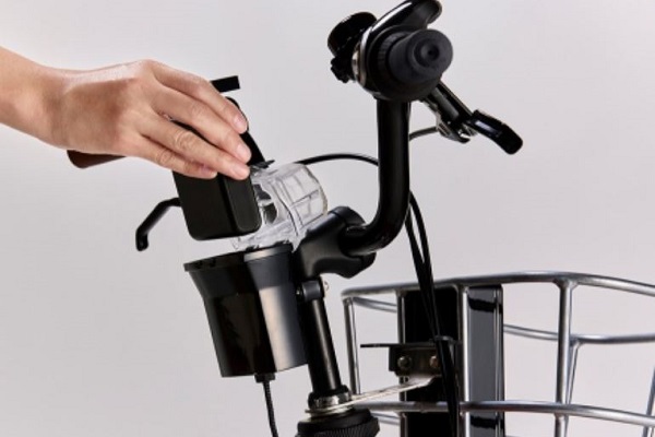 「シェアサイクル用2電源システム」。モバイルバッテリーをつなげる（画像：ホンダ）。