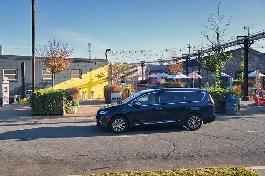 ステランティスのミニバン「クライスラー・パシフィカ・ハイブリッド」（画像：ステランティス）。