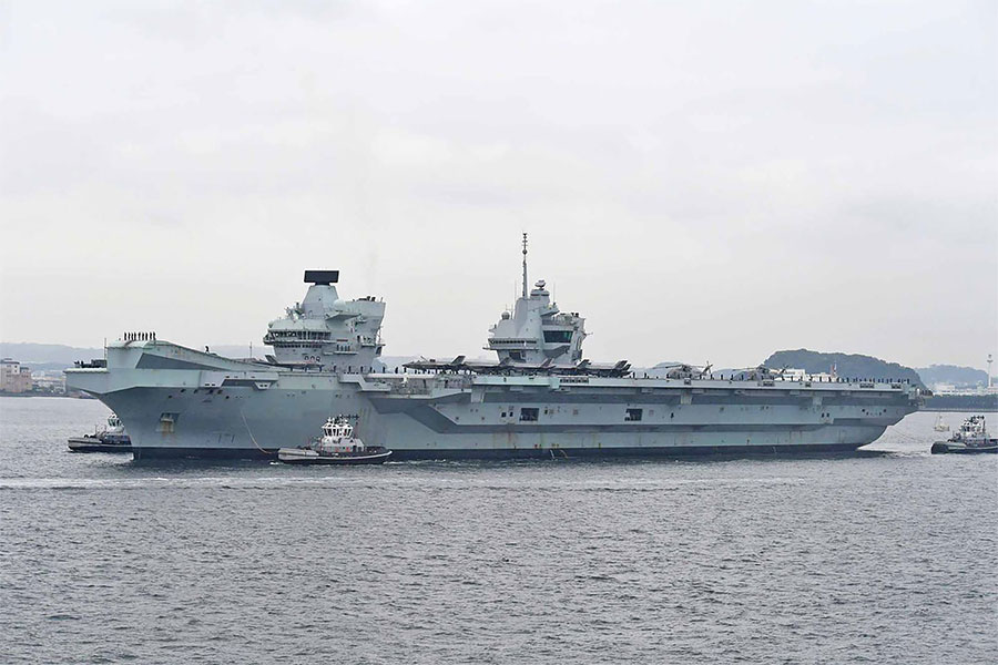 2021年9月に横須賀に入港したイギリス海軍の空母「クイーン・エリザベス」。同艦もBAEシステムズの造船所で建造されている（画像：海上自衛隊）。