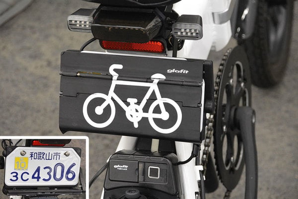 ナンバーを隠すことで、ペダル付きバイクを名実ともに自転車扱いとする「モビチェン」（中島洋平撮影）。