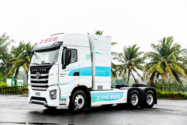 トラクター。キャブの背面のバッテリーは5分で交換できるという（画像：上汽依維柯紅岩）。