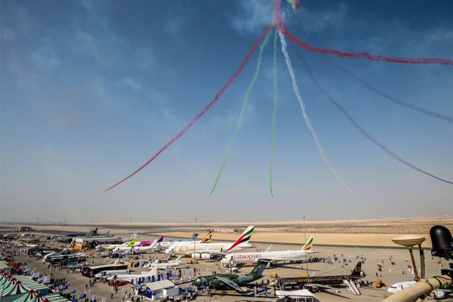 ドバイエアショー2021ではアトラクション飛行も披露された（ドバイエアショー2021公式ツイッターより）。