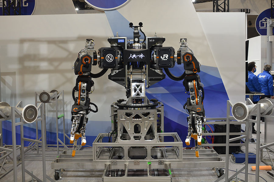日本信号、JR西日本、人機一体が開発した高所作業用ロボ。傍らのオペレーターの動作と同じようにロボットが作業できる。軌陸車の上に載せた高所作業を想定（中島洋平撮影）。