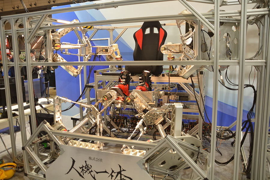 日本信号、JR西日本、人機一体が開発した高所作業用ロボ。傍らのオペレーターの動作と同じようにロボットが作業できる。軌陸車の上に載せた高所作業を想定（中島洋平撮影）。