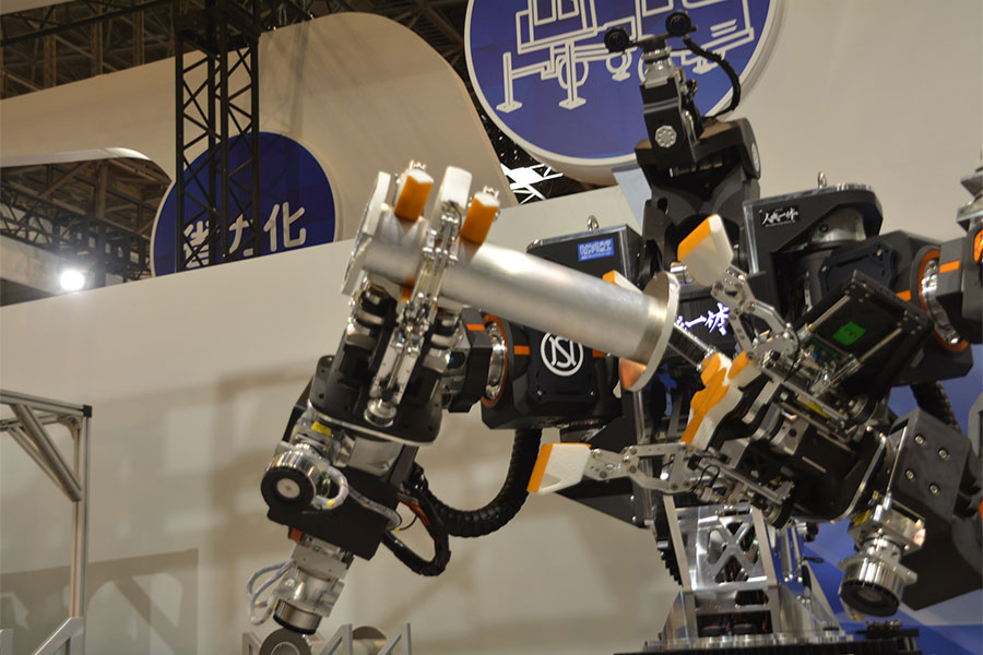 日本信号、JR西日本、人機一体が開発した高所作業用ロボ。傍らのオペレーターの動作と同じようにロボットが作業できる。軌陸車の上に載せた高所作業を想定（中島洋平撮影）。