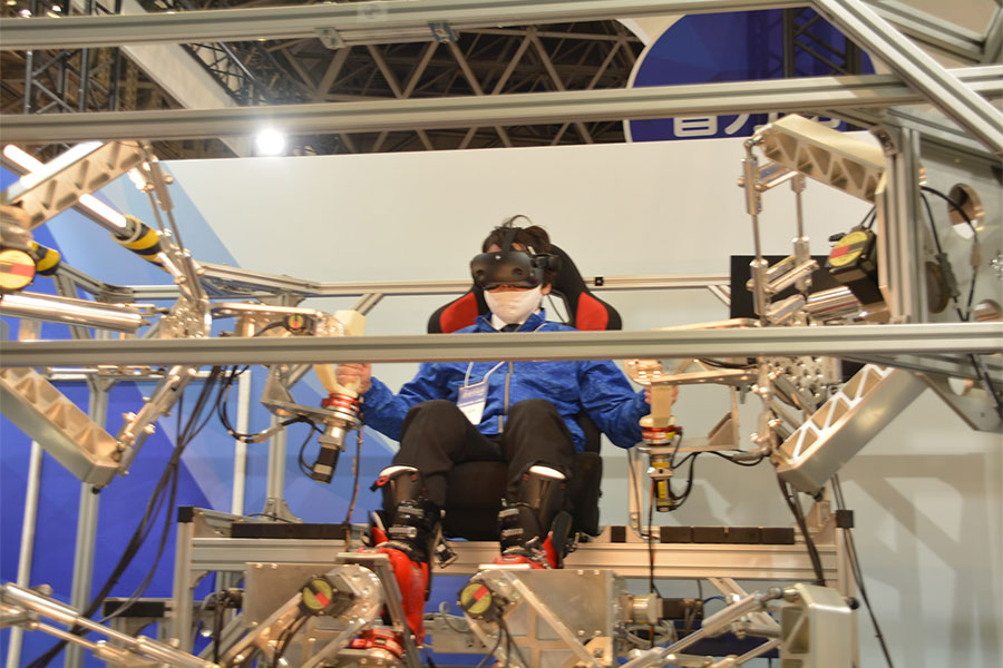 日本信号、JR西日本、人機一体が開発した高所作業用ロボ。傍らのオペレーターの動作と同じようにロボットが作業できる。軌陸車の上に載せた高所作業を想定（中島洋平撮影）。
