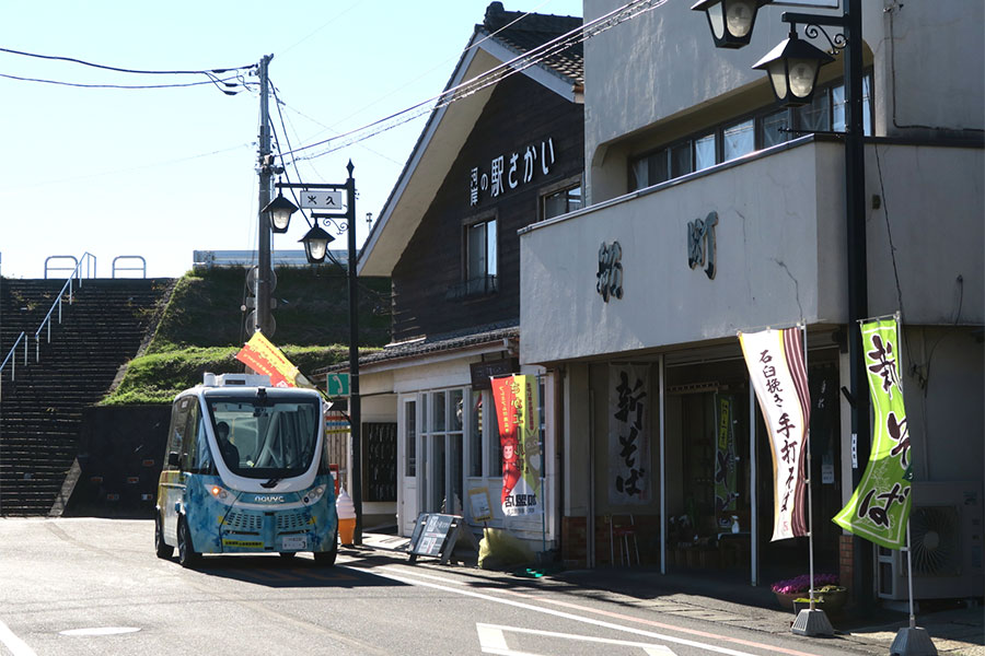 奥は利根川の堤防。「河岸の駅さかい」前を走る（森口将之撮影）。