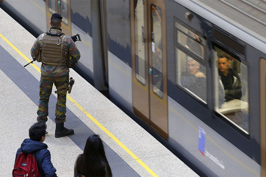2016年3月にブリュッセルの地下鉄で発生した爆破テロ後、駅を警備する兵士（画像：ロイター）。